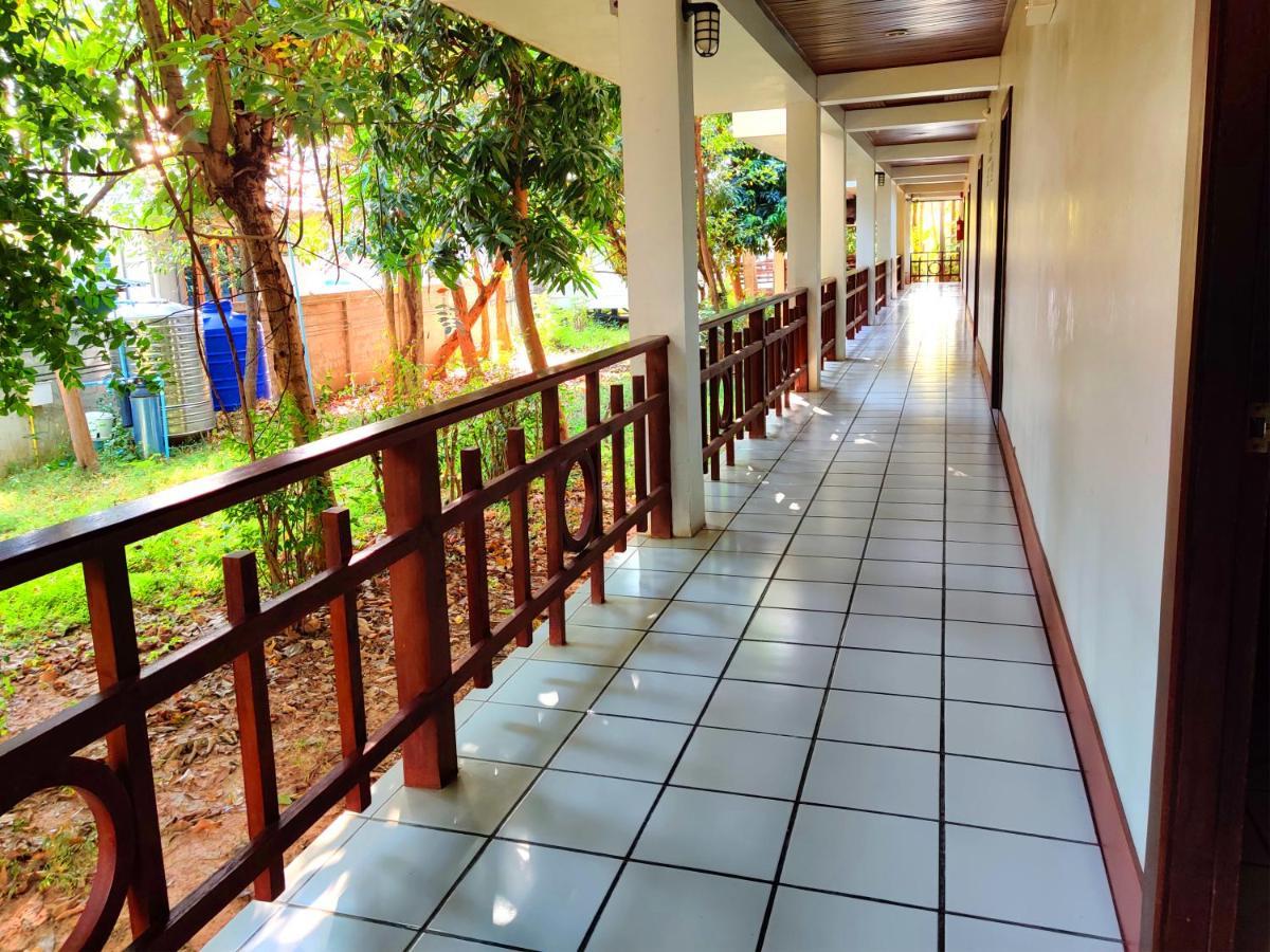 Thong Paeka Hotel Prasat Buitenkant foto