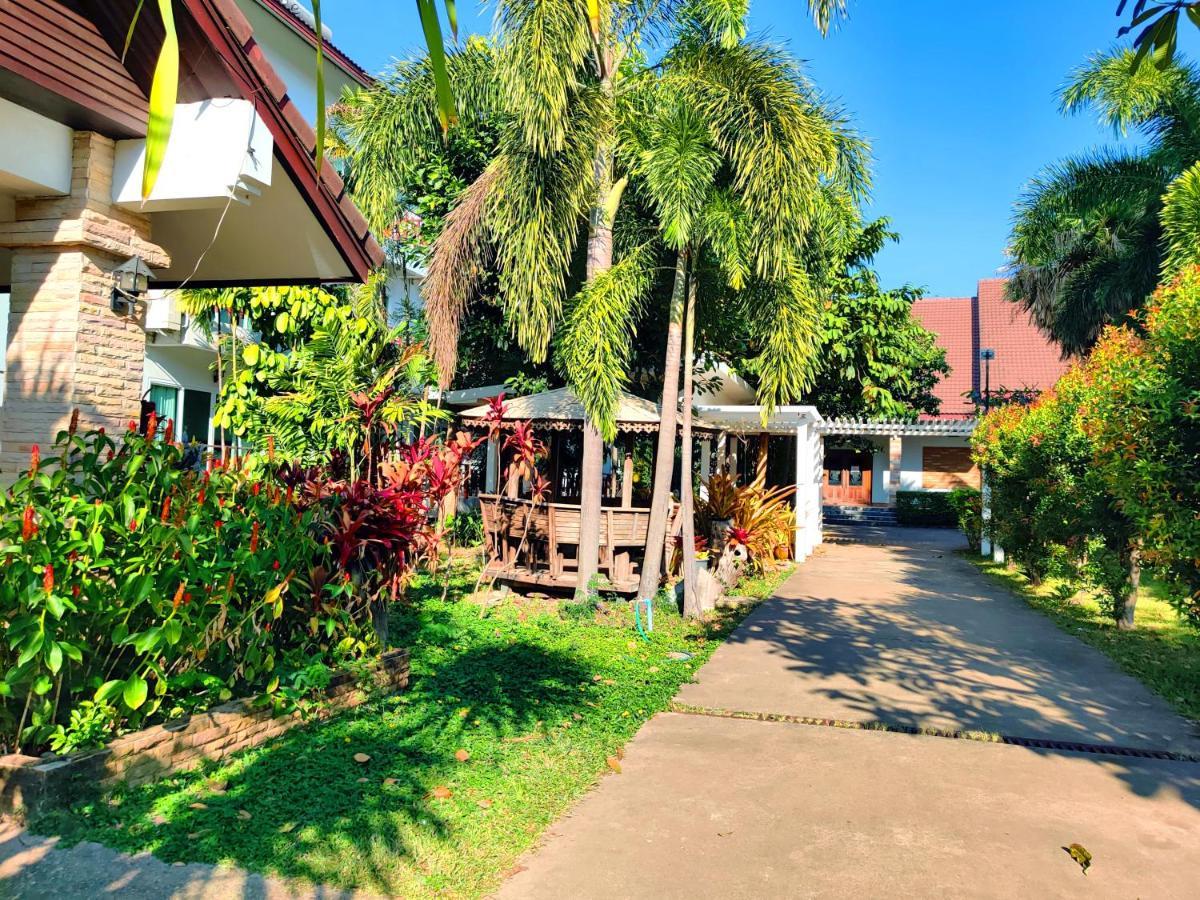 Thong Paeka Hotel Prasat Buitenkant foto