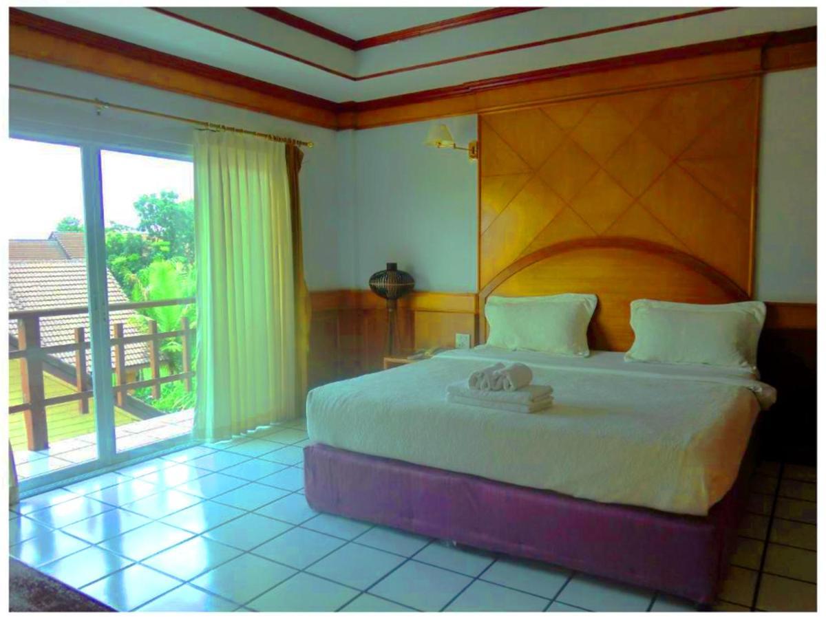 Thong Paeka Hotel Prasat Buitenkant foto