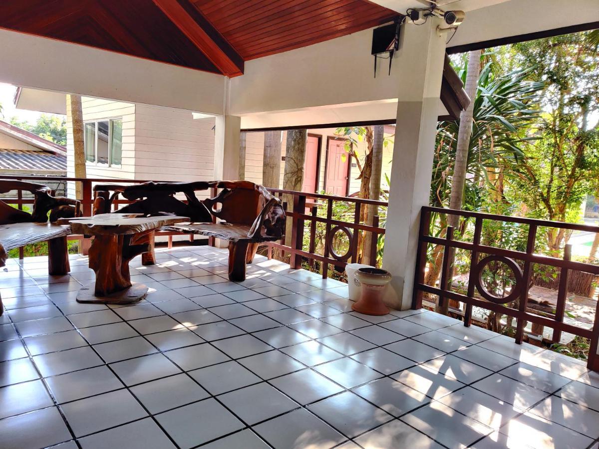 Thong Paeka Hotel Prasat Buitenkant foto
