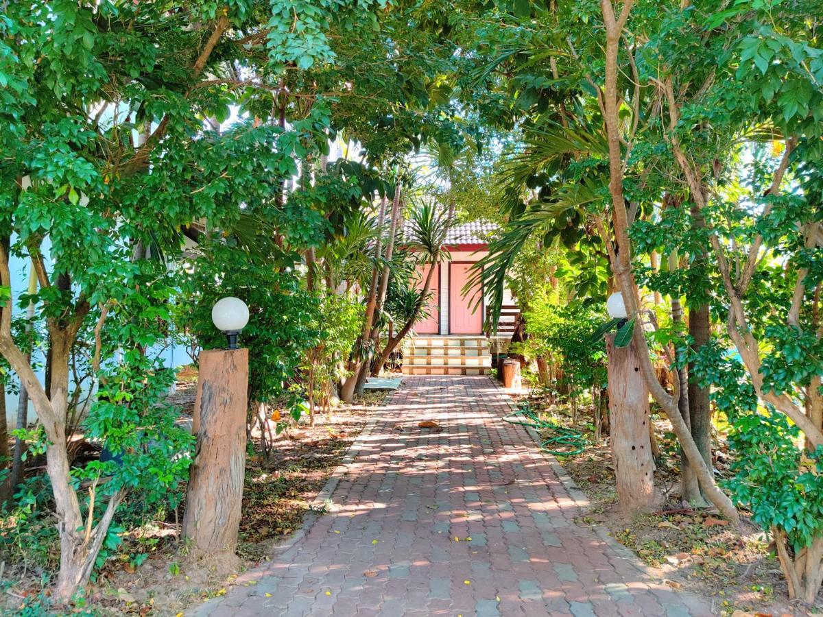 Thong Paeka Hotel Prasat Buitenkant foto