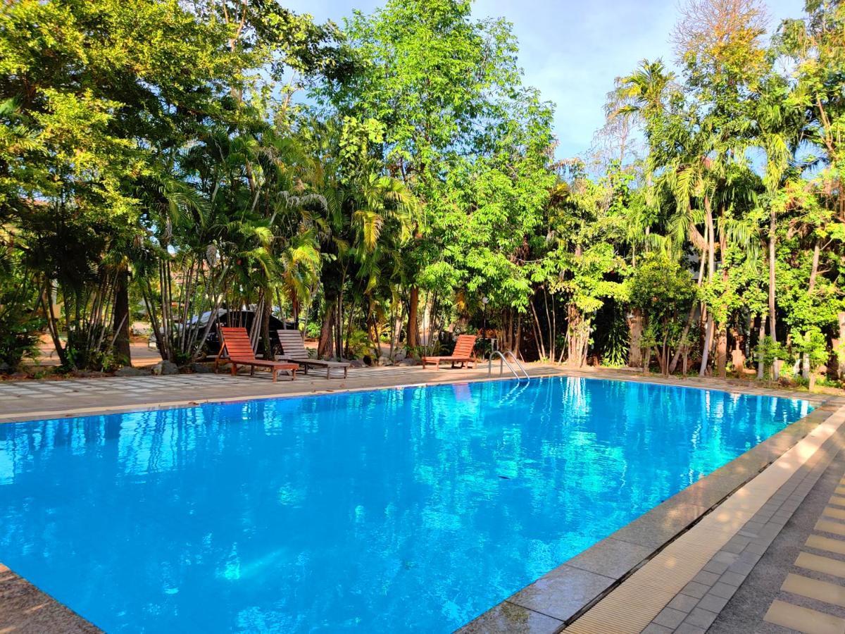 Thong Paeka Hotel Prasat Buitenkant foto