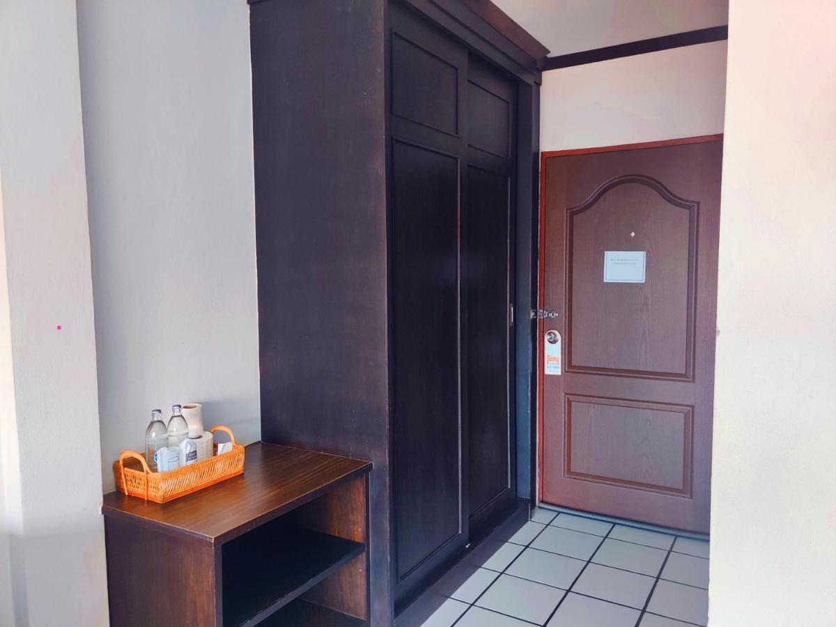 Thong Paeka Hotel Prasat Buitenkant foto