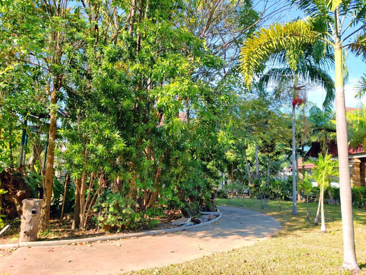 Thong Paeka Hotel Prasat Buitenkant foto