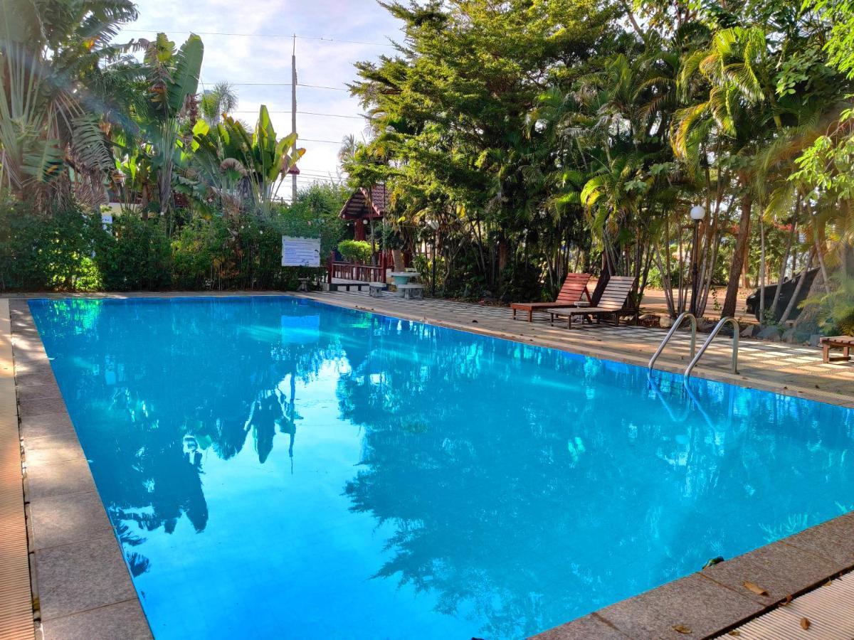 Thong Paeka Hotel Prasat Buitenkant foto