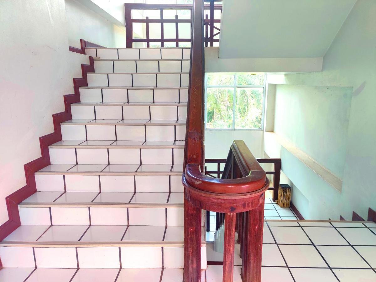 Thong Paeka Hotel Prasat Buitenkant foto