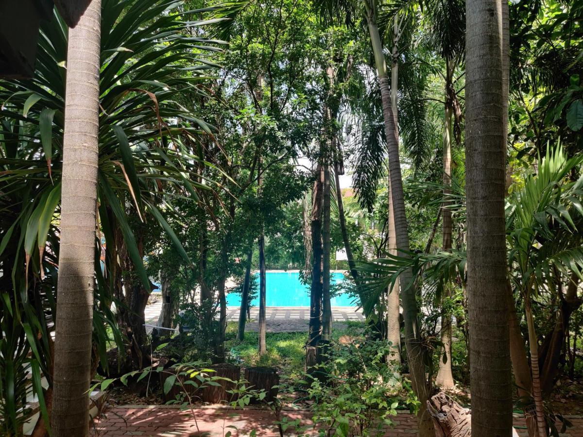 Thong Paeka Hotel Prasat Buitenkant foto
