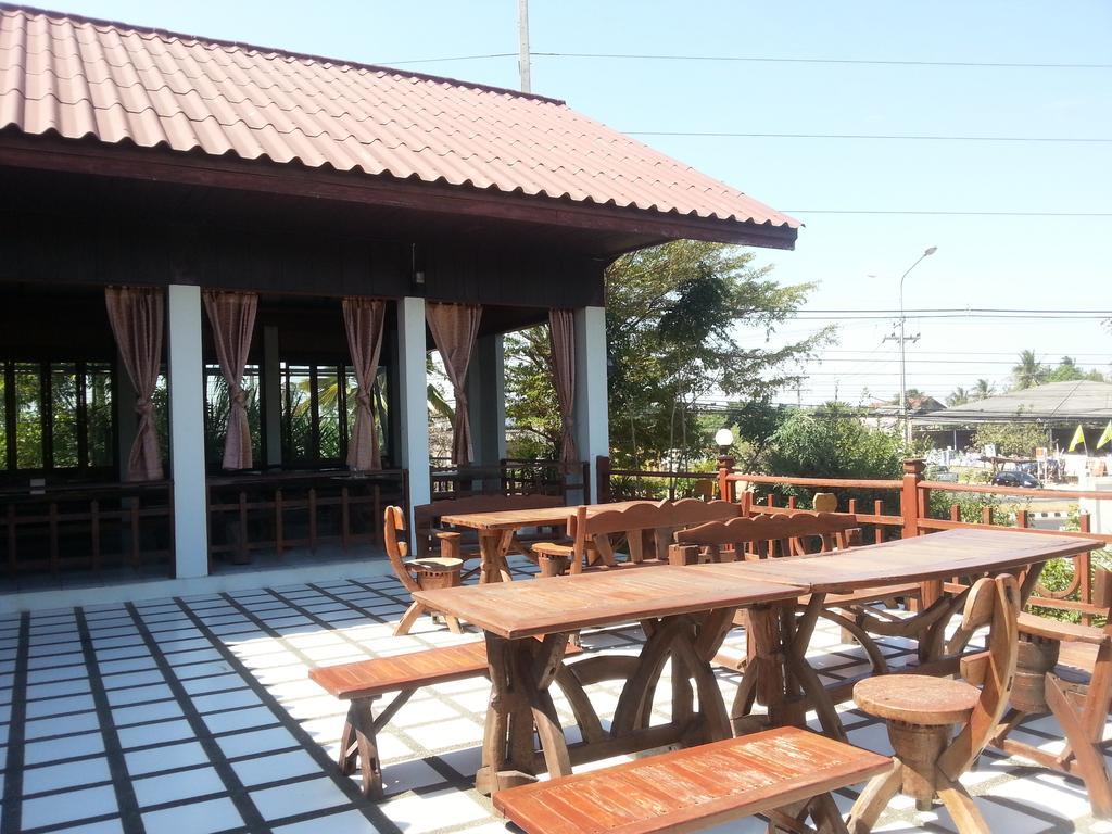 Thong Paeka Hotel Prasat Buitenkant foto