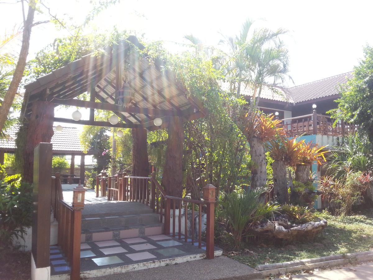 Thong Paeka Hotel Prasat Buitenkant foto