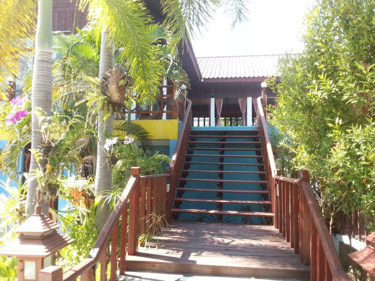 Thong Paeka Hotel Prasat Buitenkant foto