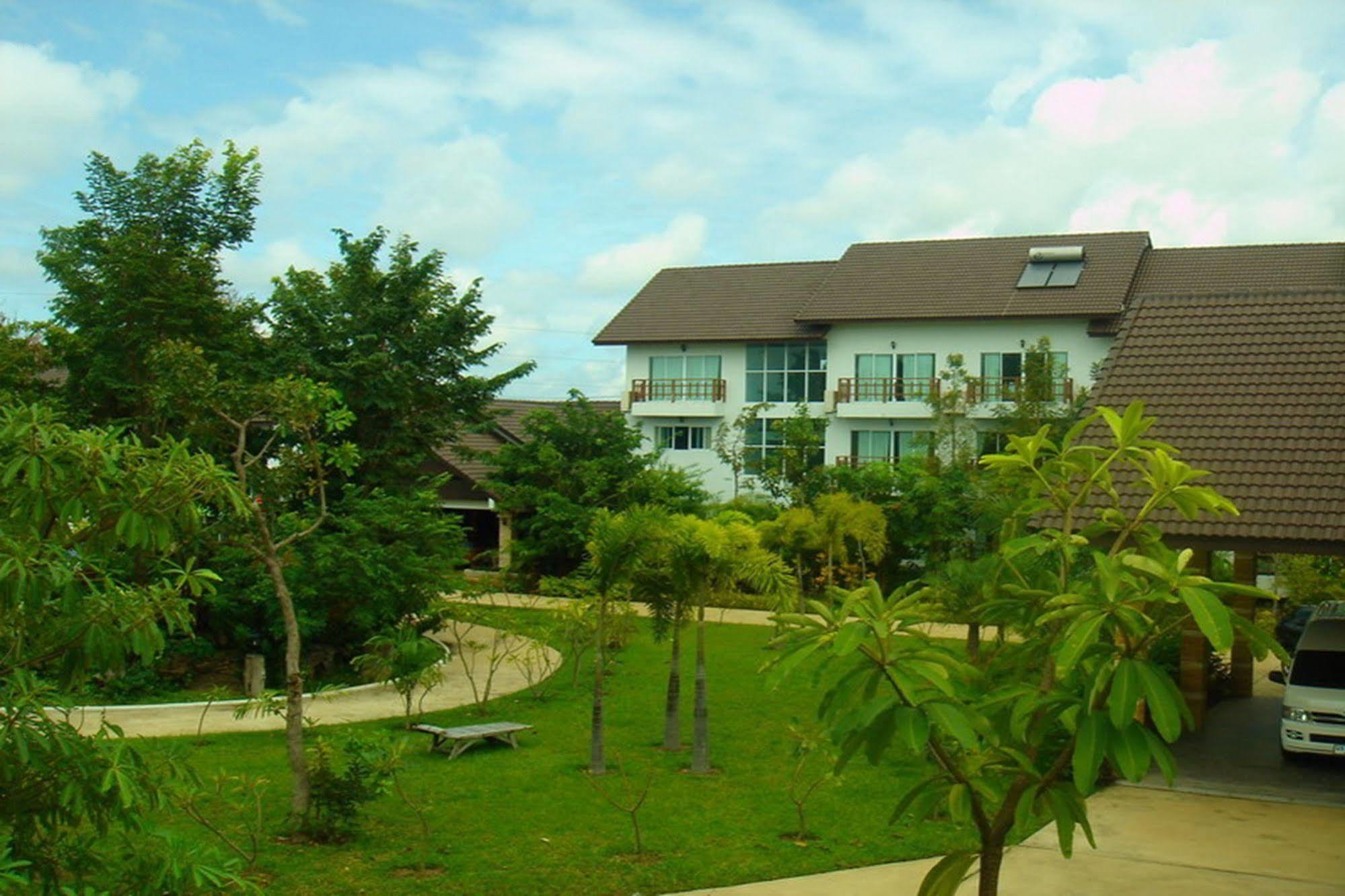 Thong Paeka Hotel Prasat Buitenkant foto