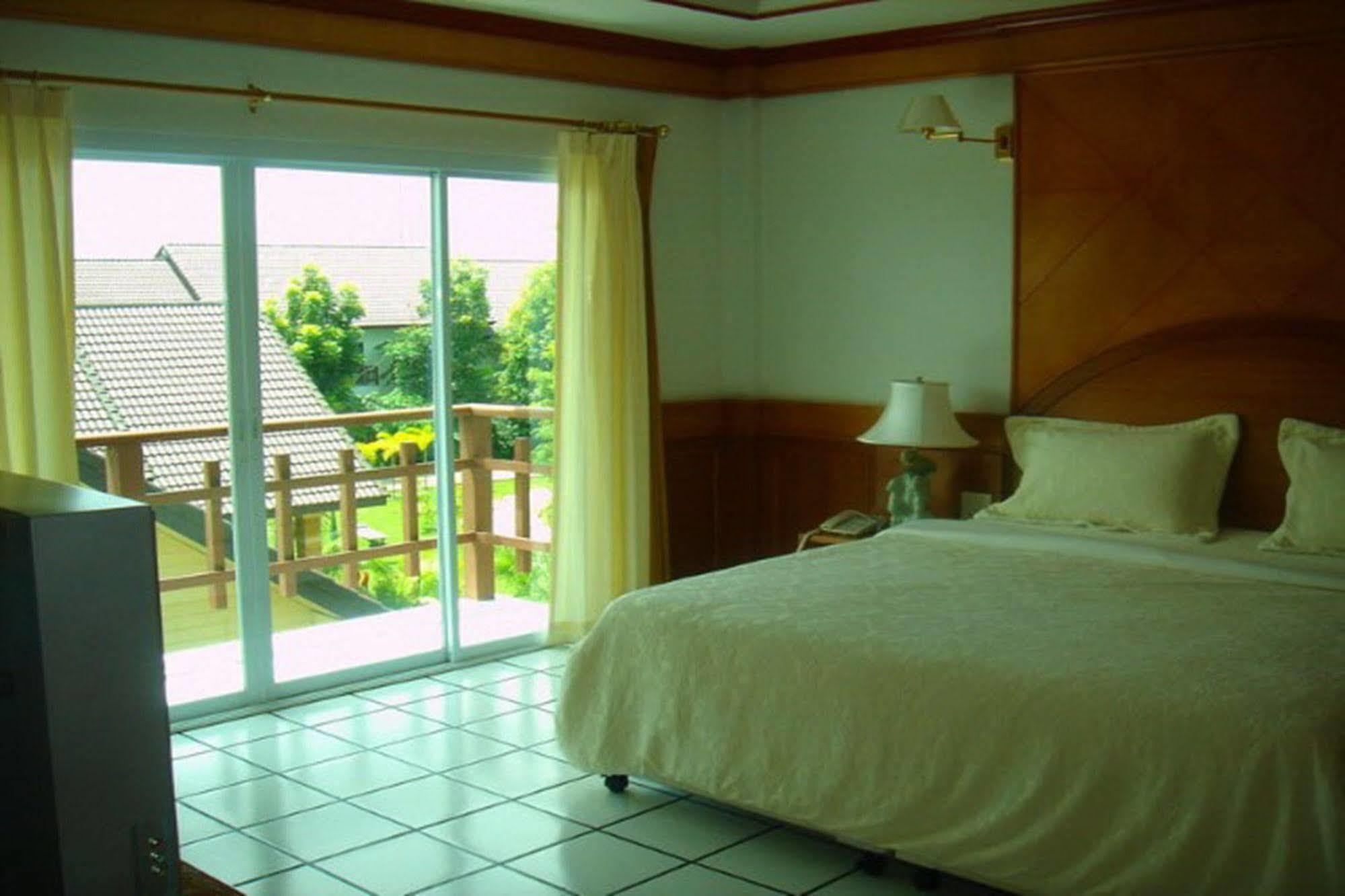 Thong Paeka Hotel Prasat Buitenkant foto
