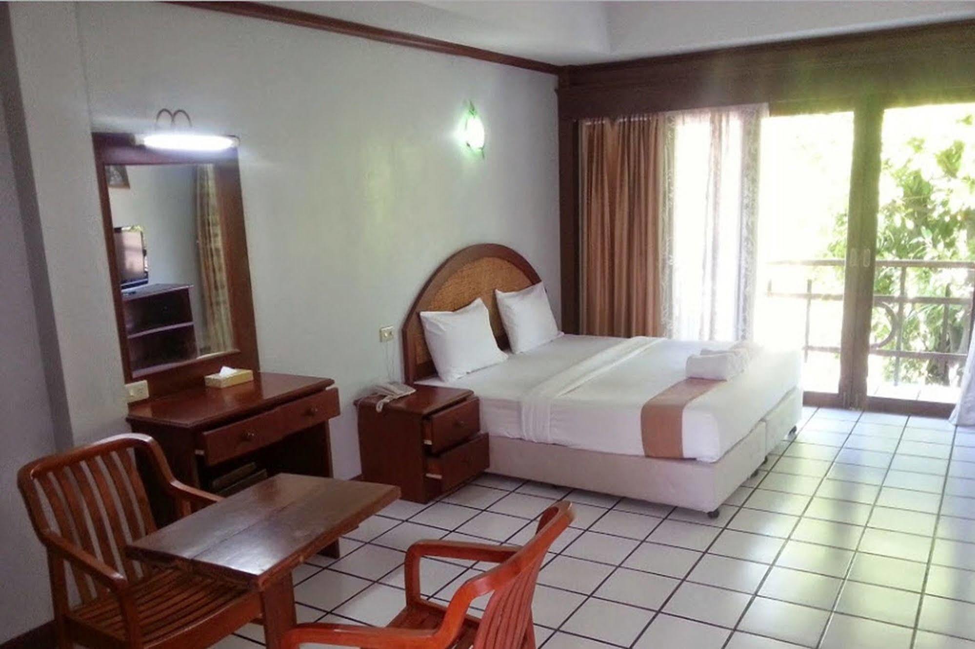 Thong Paeka Hotel Prasat Buitenkant foto